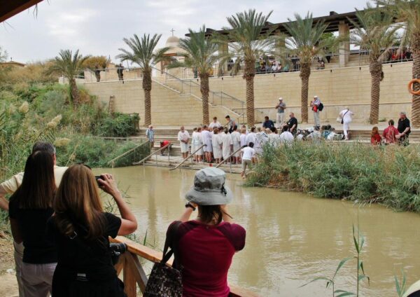 Frente a Israel en el sitio del Bautismo en el rio Jordán