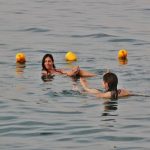 Bañarse en el Mar Muerto en Jordania