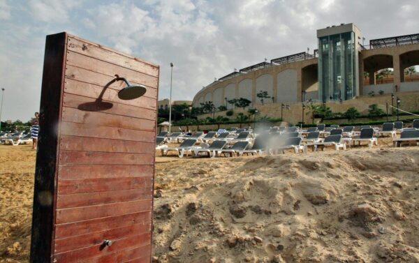 Playa privada del hotel Crowne Plaza Jordan en el Mar Muerto en Jordania
