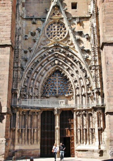 Pórtico de la catedral gótica de Rodez al sur de Francia