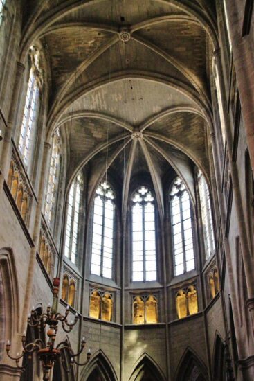Interior de la catedral gótica de Rodez al sur de Francia