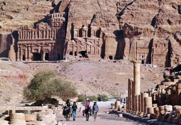 Vía de las columnas en Petra en Jordania