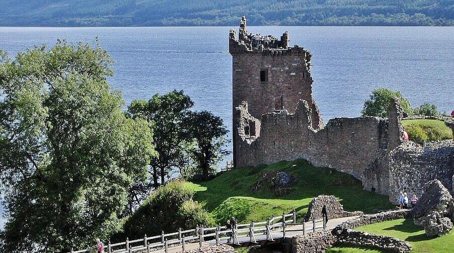 Castillo de Urquhart en el Lago Ness en las Highlands de Escocia