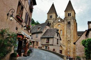 Pueblo medieval de Conques en Aveyron al sur de Francia