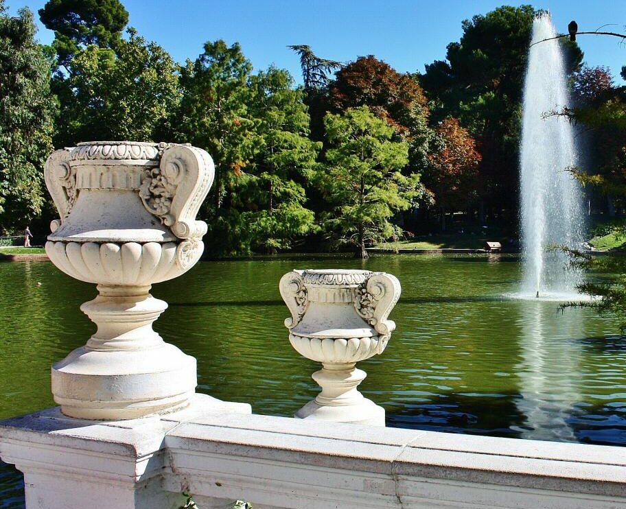 Estanque del palacio de Cristal en el parque del Retiro de Madrid