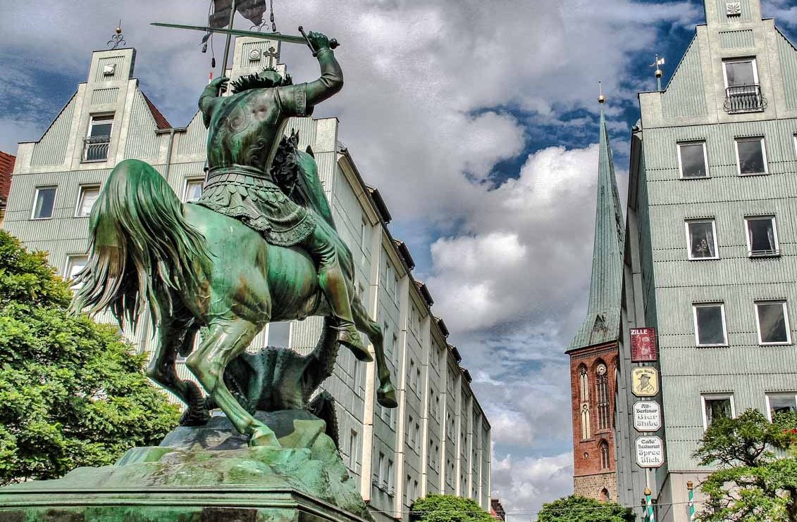 Estatua de San Jorge en el antiguo barrio medieval de San Nicolás en Berlín
