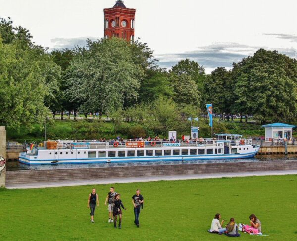 Crucero por el río Spree en Berlín en Alemania