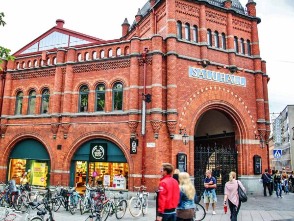 Tipico mercado sueco Ostermalms Saluhall en Estocolmo