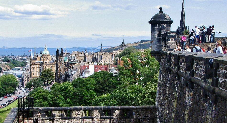 Vistas de Edimburgo desde el castillo medieval