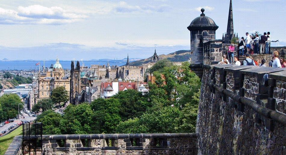 مناظر لإدنبرة من قلعة القرون الوسطى