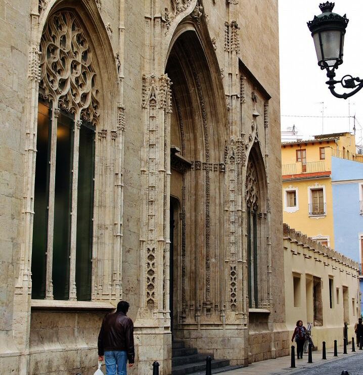 Pórtico gótico en la Lonja de la Seda de Valencia