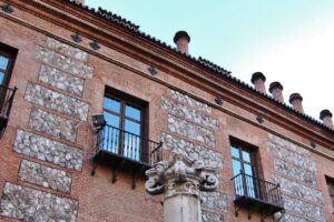 Casa de las Siete Chimeneas en la plaza del Rey en Madrid