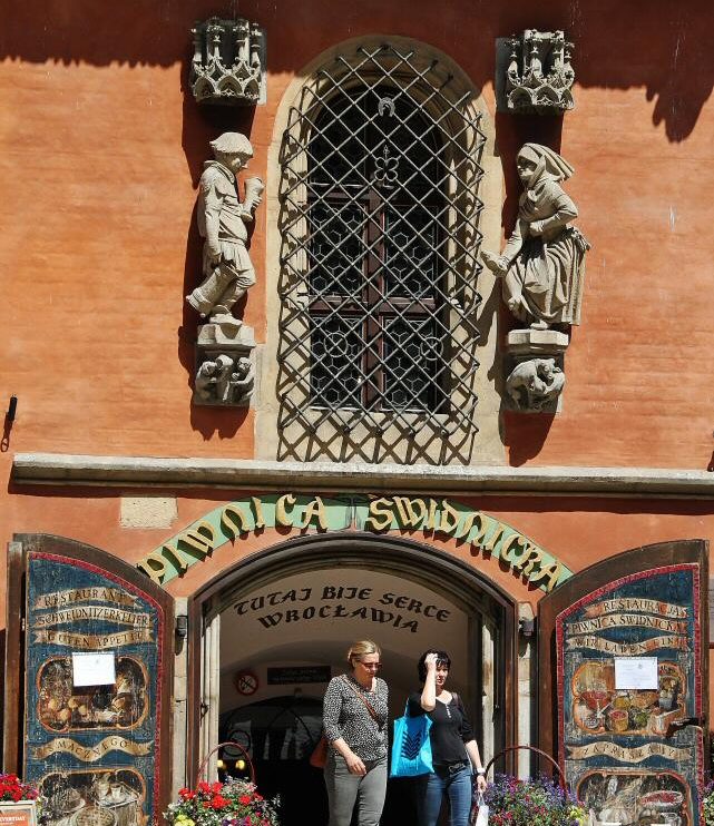 Restaurante histórico en el antiguo ayuntamiento de Wroclaw en Polonia