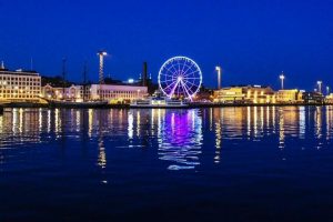 Nueva noria gigante en el puerto de Helsinki en Finlandia