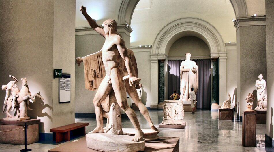 Esculturas de la colección Farnesio en museo Arqueológico de Nápoles