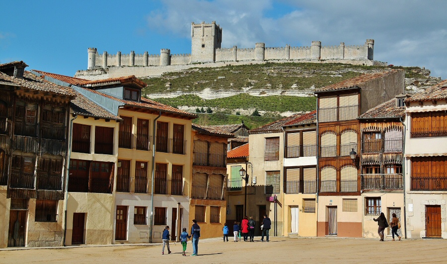 Plaza del Coso con el castillo de Peñafiel al fondo