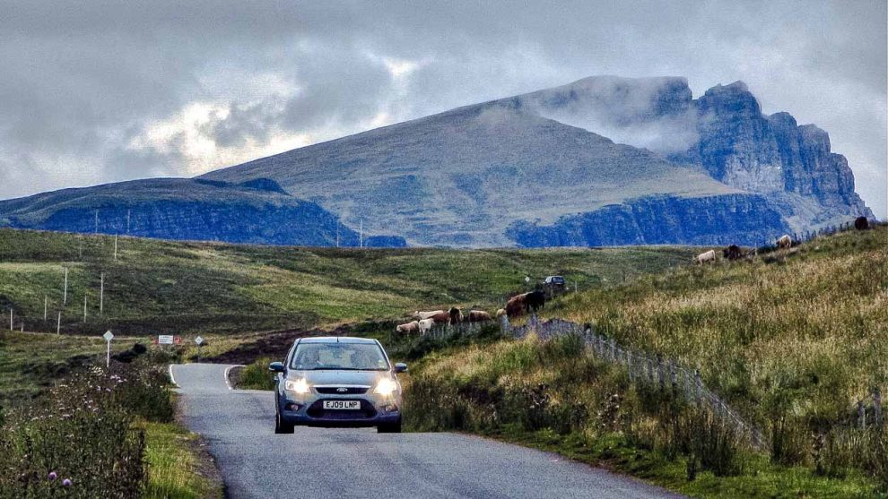 Tramo de carretera estrecha en las Highlands de Escocia