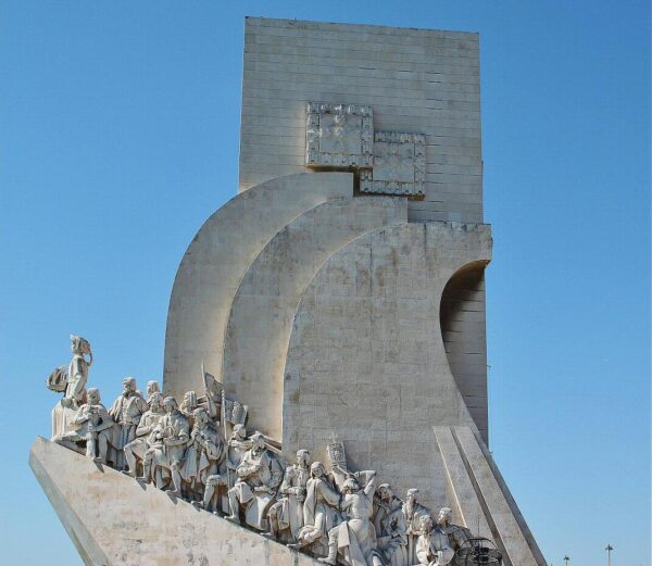 Esculturas en el monumento a los Descubrimientos en Belem cerca de Lisboa