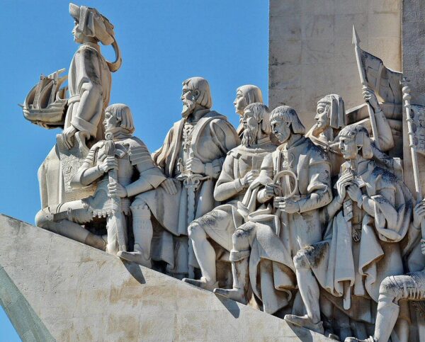 Esculturas en el monumento a los Descubrimientos en Belem cerca de Lisboa