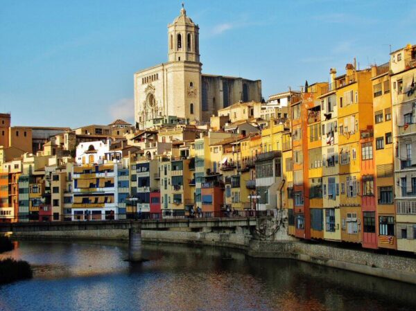 Coloridas casas del Onyar en Girona