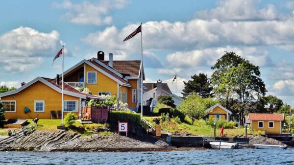 Pintorescas casas de colores en el fiordo de Oslo en Noruega