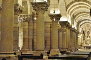Cripta neorrománica de la Catedral de la Almudena de Madrid