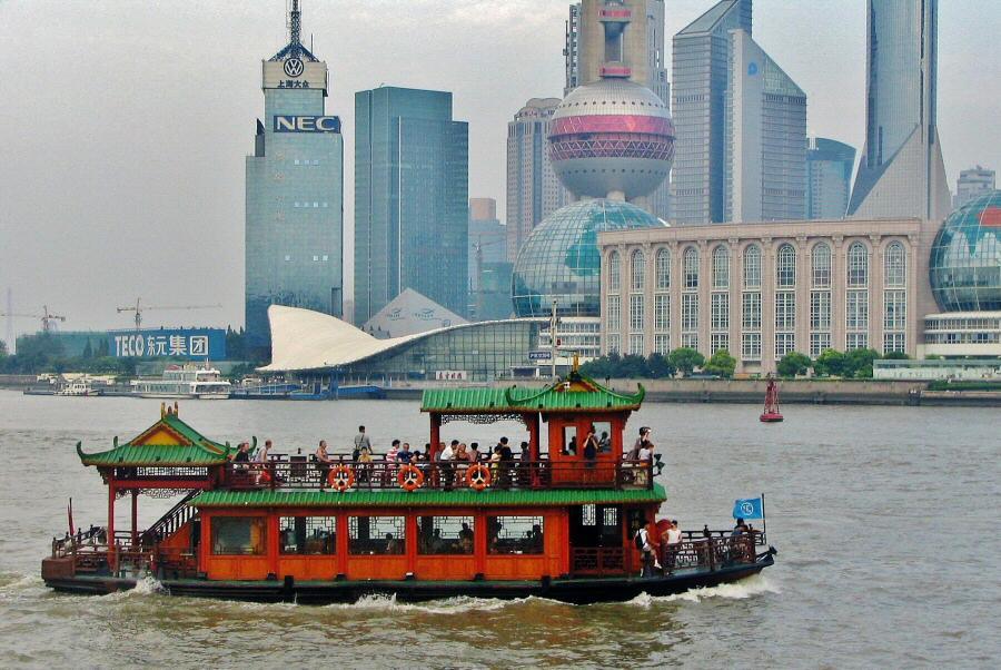 Crucero por el río Huangpu en Shanghai en China
