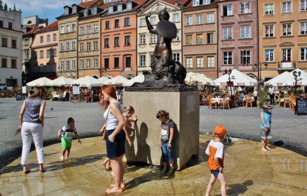 Estatua de la Sirena de Varsovia en la plaza del Mercado
