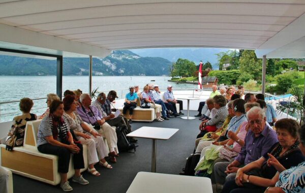 Yate panorámico en el Lago Lucerna en Suiza