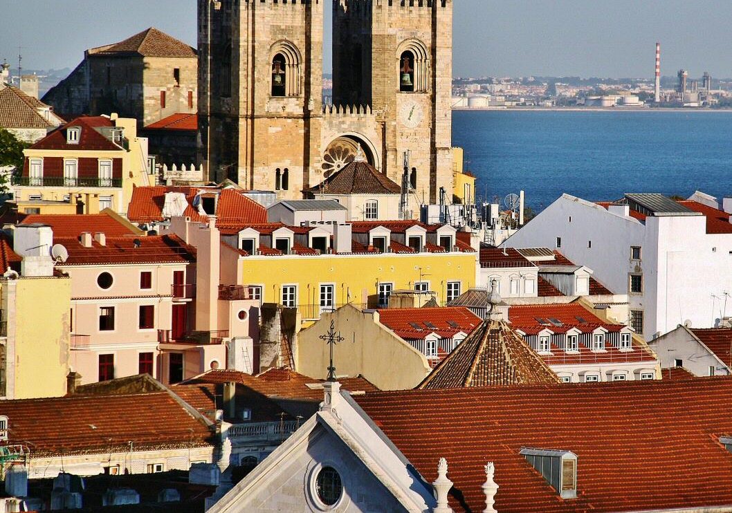 Vistas de la catedral Se de Lisboa desde el Elevador de Santa Justa