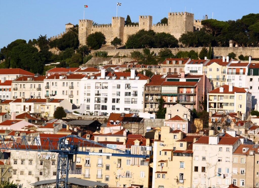 Vistas del castillo de San Jorge de Lisboa desde el Elevador de Santa Justa