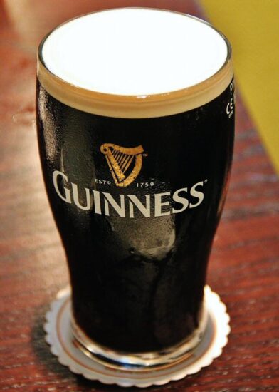 Típica cerveza Guinness en Irlanda