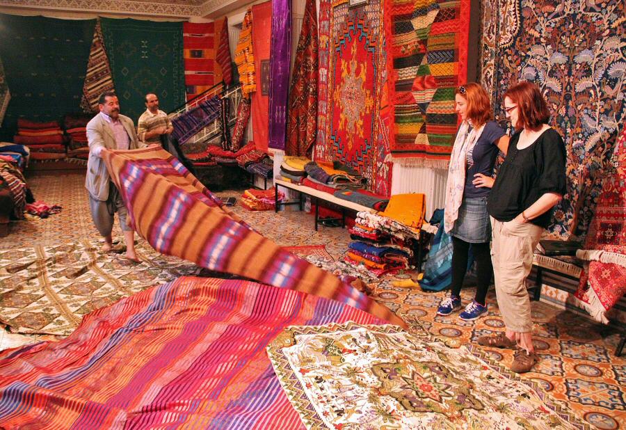 Venta de alfombras en la Medina de Tetuán
