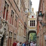 Pasaje en la plaza Burg de Brujas en Flandes Bélgica