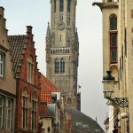 Torre del Campanario de la plaza del Mercado de Brujas en Flandes