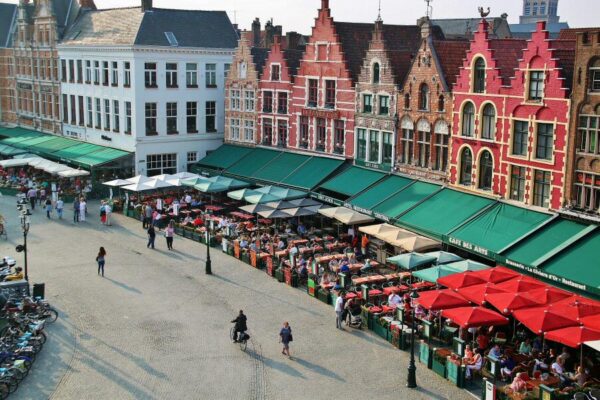 Rincón de la plaza del Mercado de Brujas en Flandes Bélgica