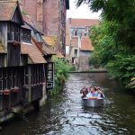 Paseo en barca por los canales de Brujas en Flandes