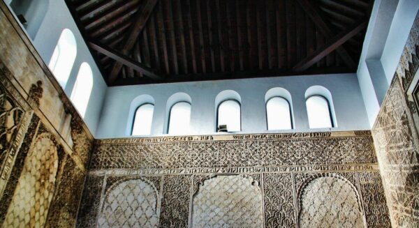 Decoración mudéjar en el interior de la Sinagoga en la Judería de Córdoba