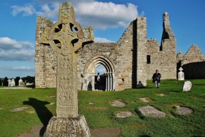Conjunto monástico de Clonmacnoise en Irlanda