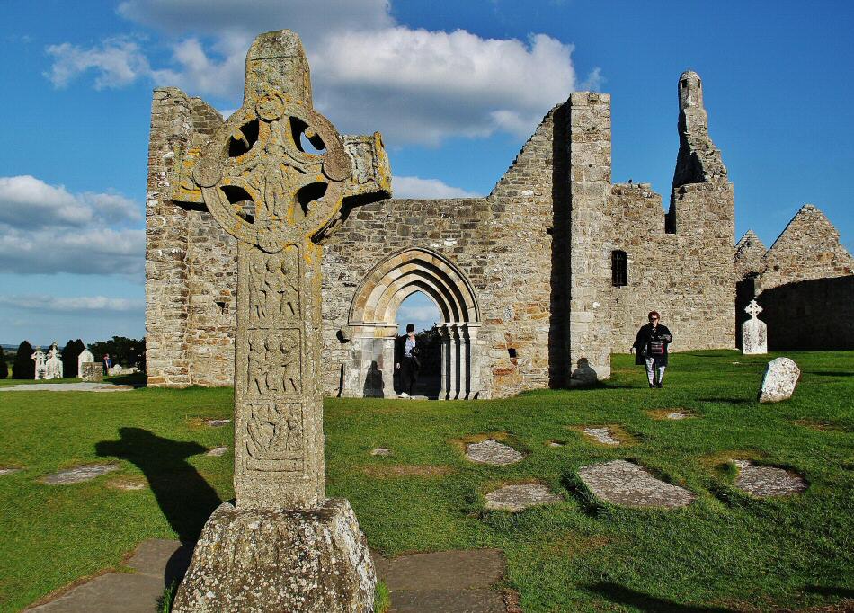 Conjunto monástico de Clonmacnoise en Irlanda