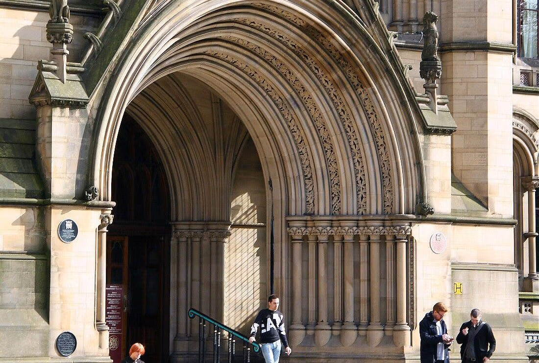 Entrada al Ayuntamiento de Manchester