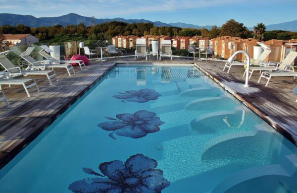 Piscina del hotel L´Ile de la Lagune en Saint-Cyprien al sureste de Francia