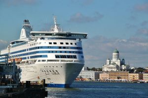 Barco de crucero en el puerto de Helsinki