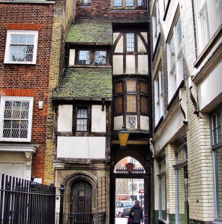 Toegang tot het terrein van St Bartholomew The Great Church in Londen
