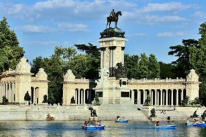 Monumento a Alfonso XII en el Estanque del Parque del Retiro de Madrid