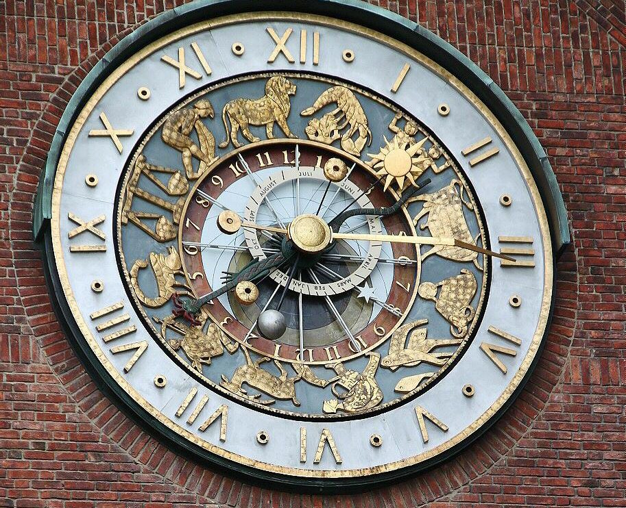 Reloj del Ayuntamiento de Oslo en Noruega