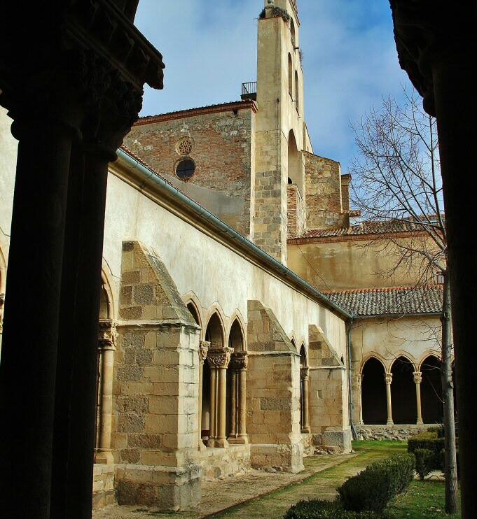 Claustro de Santa María Real de Nieva cerca de Segovia