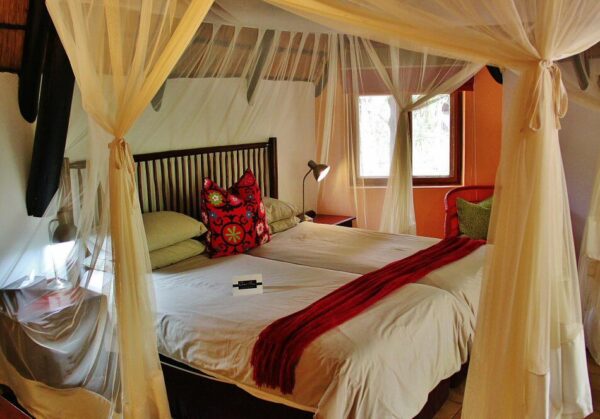 Cabaña dormitorio en lodge Cheetah Plains en parque Kruger en Sudáfrica
