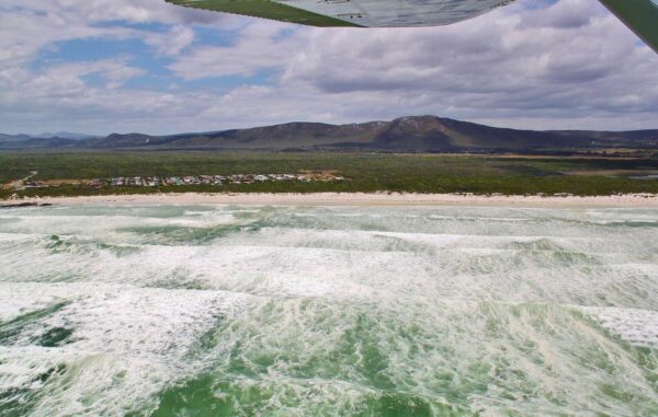 Sobrevolar en avioneta la reserva natural de Walker Bay en Sudáfrica