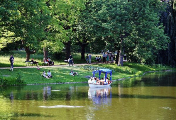 Góndolas por los canales del parque Lazienki de Varsovia